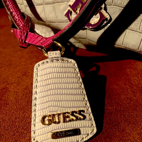 Guess hand bag - Picture 2 of 3